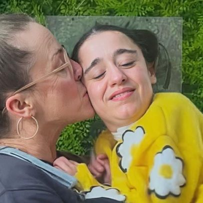 Menina acorda às 3h há 16 anos e fala em gratidão