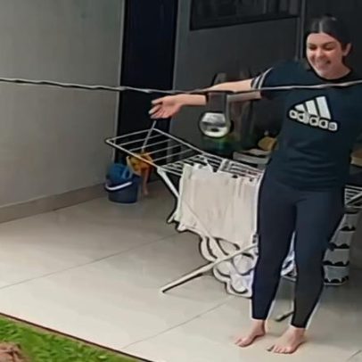 Mãe se emociona ao ver filha sentir a chuva pela primeira vez