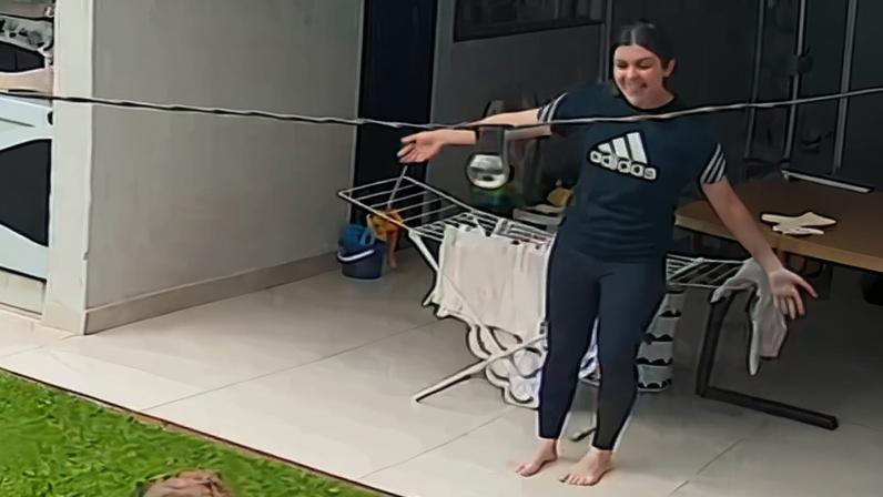 A pequena Cecília curtindo a chuva pela primeira vez — Foto: Reprodução/ Instagram