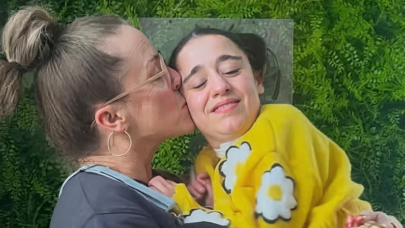 A mãe April Perri com sua filha Lilly — Foto: Reprodução/Newsweek