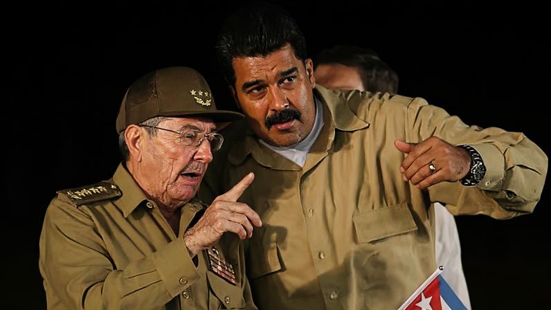 Nicolás Maduro (dir.) e Raúl Castro, em imagem de arquivo. — Foto: Getty Images/BBC