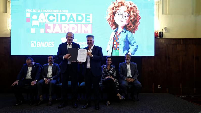 Presidente do BNDES, Aloizio Mercadante, e o prefeito de Belo Horizonte, Álvaro Damião, em anúncio de financiamento de R$ 500 milhões para a capital mineira — Foto: Cesar Tropia/BNDES