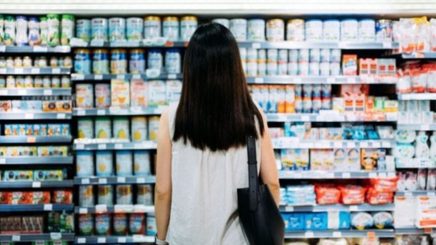 Consumidora em supermercado: inflação no Brasil e nos EUA leva investidores a refazer projeções (Foto: Getty Images)