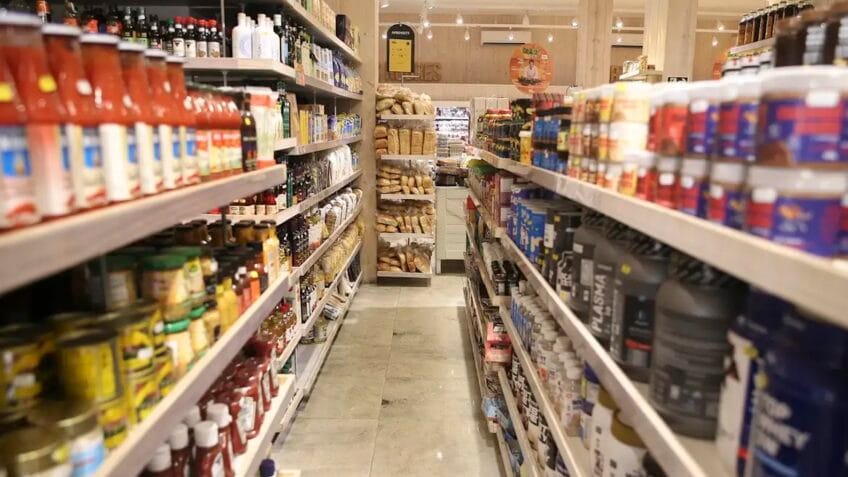 O aumento no valor do leite, do feijão e do tomate impulsionou a alta da cesta básica em todo o país; São Paulo tem a cesta mais cara