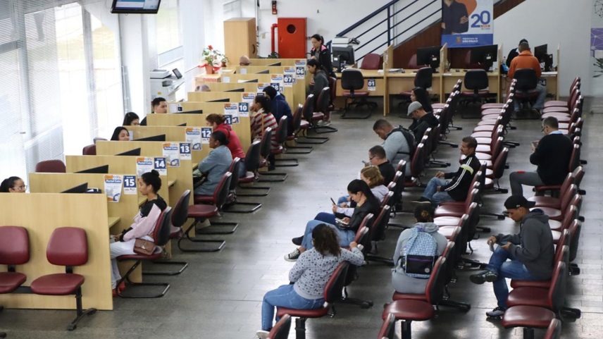 Fotografia colorida mostrando agência do trabalhador com fila-Metrópoles