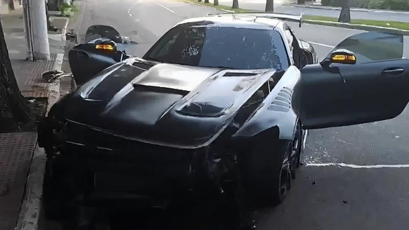 Carro de luxo é encontrado abandonado após bater em árvore no Espírito Santo