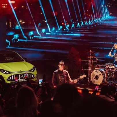 Mercedes-AMG GT 4-Door Coupé reúne Brad Pitt e Blink-182 em evento