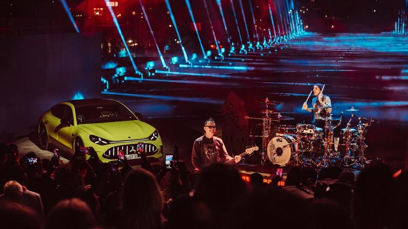 Mercedes-AMG GT 4-Door Coupé reúne Brad Pitt e Blink-182 em evento