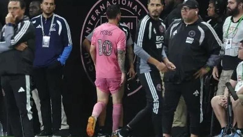 Messi deixa o campo machucado durante a vitória do Inter Miami sobre o Philadelphia Union pela MLS