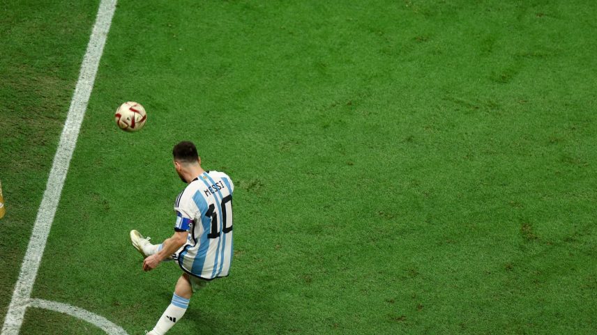 Lionel Messi, da Argentina, bate escanteio na Copa do Mundo do Catar 2022 18 de dezembro de 2022 REUTERS/Molly Darlington