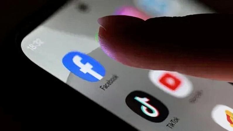 Ícones do Facebook, do TikTok e do YouTube em tela de celular