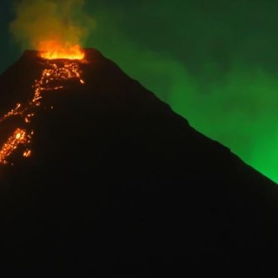 Meteoro ilumina céu durante erupção de vulcão nas Filipinas