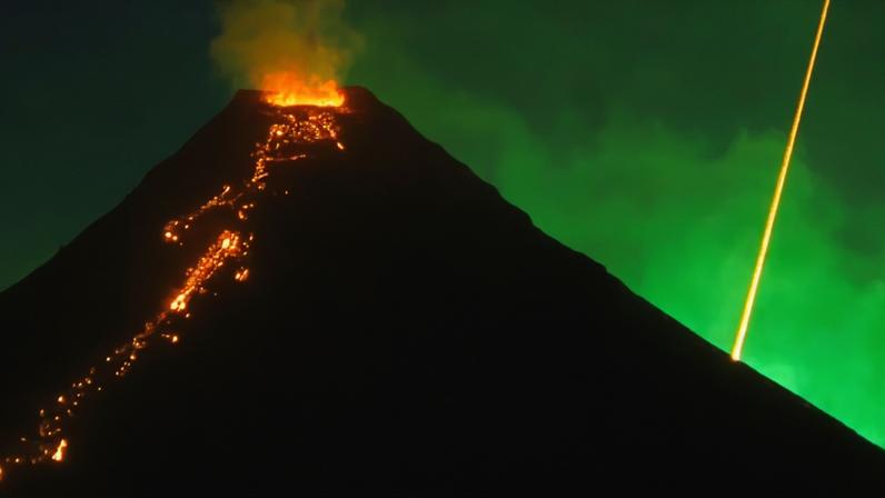 Meteoro cai durante erupção vulcânica nas Filipinas