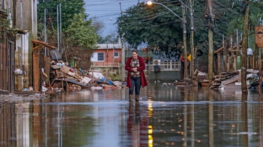 Rua alagada em Porto Alegre após chuvas e alagamentos em 2024. — Foto: Bruno Peres/Agência Brasil