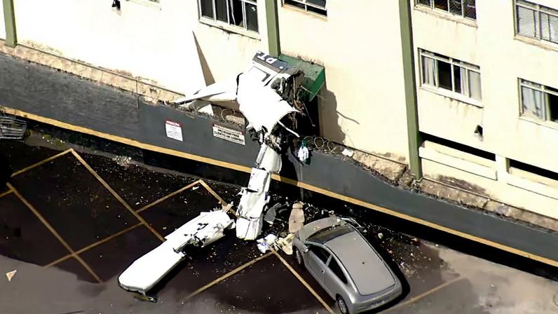 Avião cai e atinge prédio em Belo Horizonte