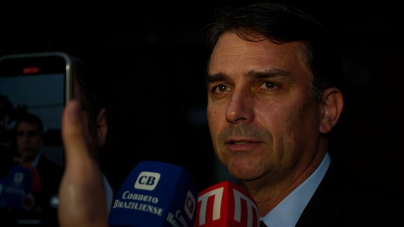O senador Flávio Bolsonaro, fala com jornalistas. Foto: Bruno Peres/Agência Brasil