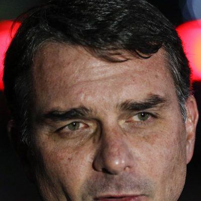 Flávio Bolsonaro admite cobrança a Vorcaro, nega crime