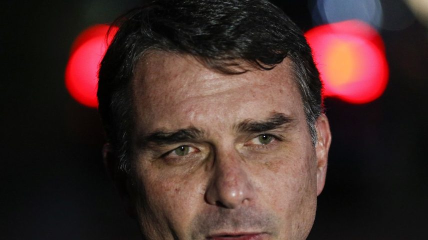 Brasília (DF), 11/09/2025 - O senador Flávio Bolsonaro, fala com jornalistas em frente do condomínio onde seu pai, ex presidente Jair Bolsonaro cumpri prisão domiciliar. Foto: Bruno Peres/Agência Brasil