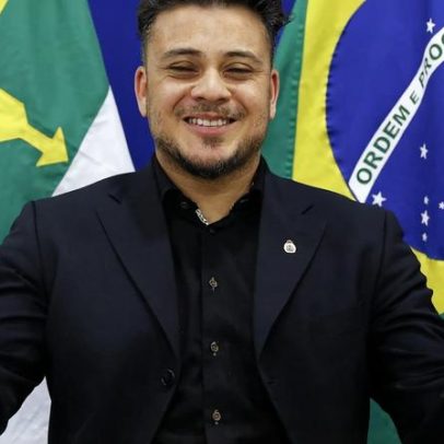 Cantor adotado por holandeses sonha em voltar a morar no Brasil