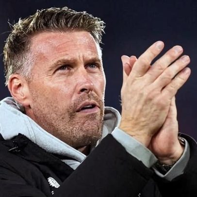 Michael Carrick é efetivado no Manchester United e assina contrato até 2028