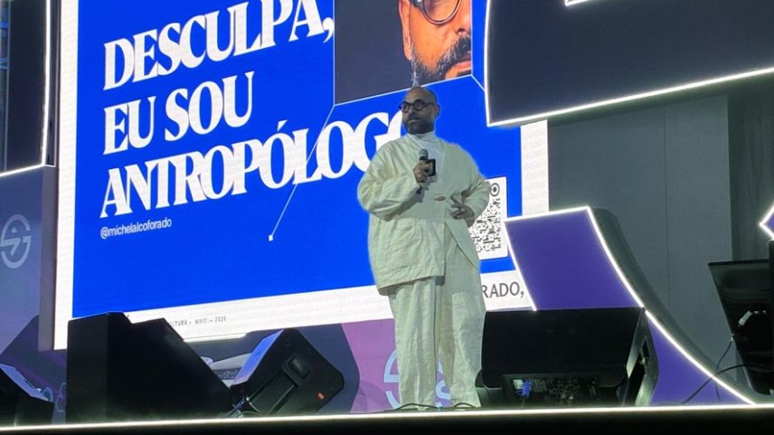 Michel Alcoforado no palco do Gramado Summit nesta sexta-feira (8) — Foto: Lia Hama/EN