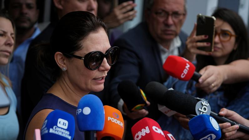 Imagem colorida, Michelle Bolsonaro fala com a imprensa no início da tarde desta sexta-feira (27/3)- Metrópoles