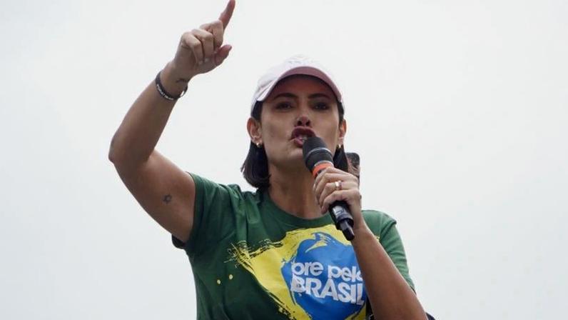 Na imagem acima, a ex-primeira-dama Michelle Bolsonaro discursa na av. Paulista