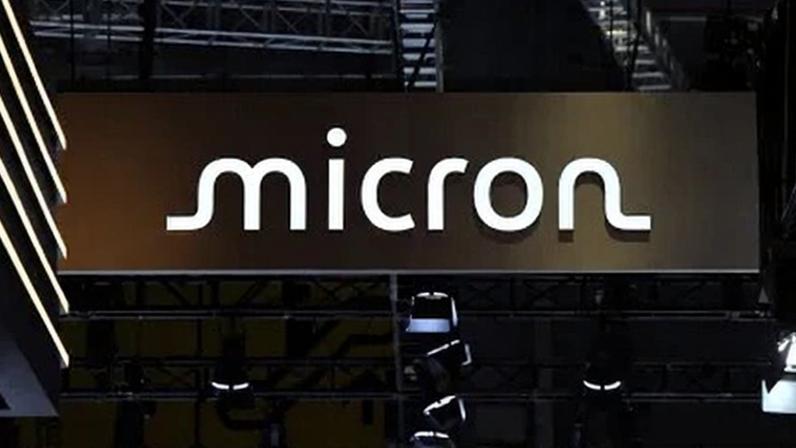 Logotipo da Micron no estande da empresa na 8ª Exposição Internacional de Importação da China em Xangai, China, 5 de novembro de 2025.