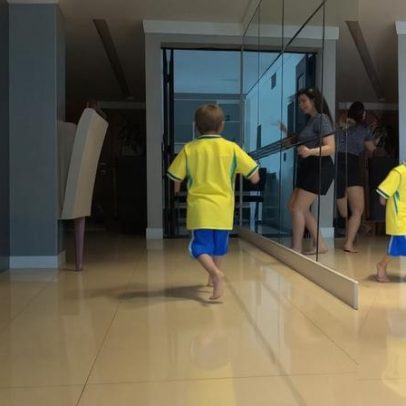 Menino dá caneta à mãe durante bronca e vídeo diverte a internet