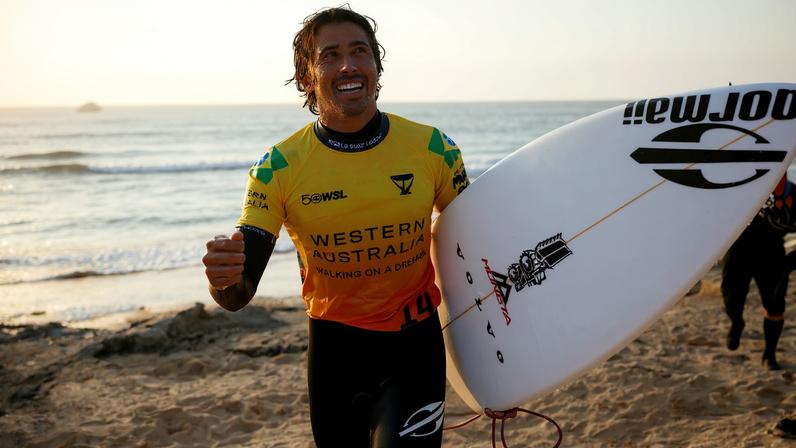 Miguel Pupo com a lycra amarela em Margaret River (AUS) — Foto: WSL