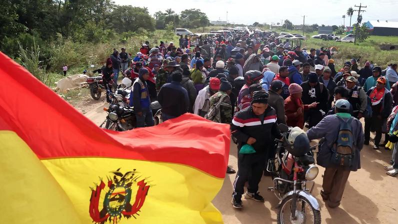 Apoiadores de Evo Morales bloqueiam estrada em San Julián, na região central da Bolívia (Foto: Juan Carlos Torrejon/EFE)