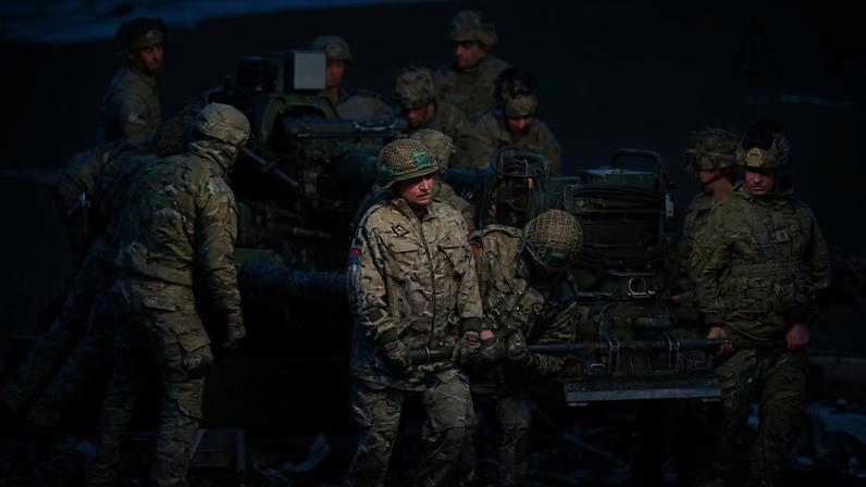 Militares dos EUA em treinamento na Alemanha junto a soldados do Reino Unido
