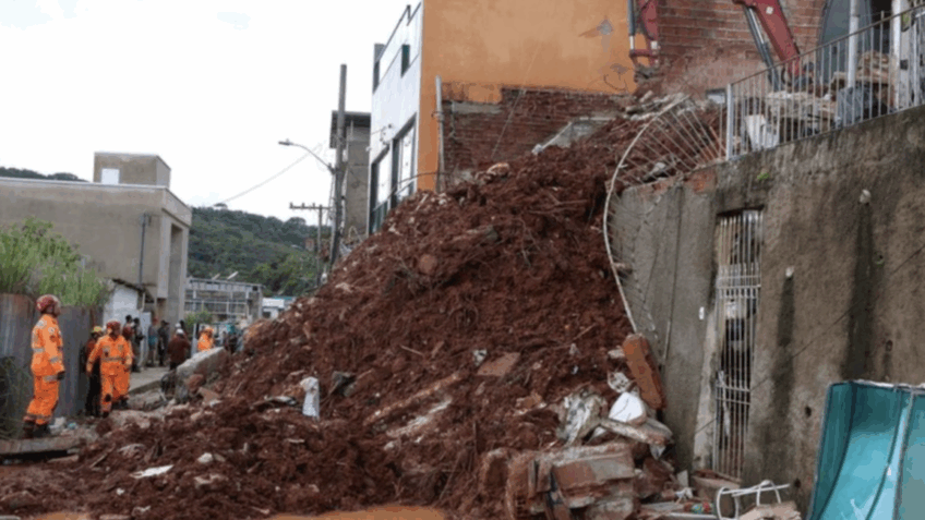O volume de precipitação em fevereiro atingiu 733 milímetros em Juiz de Fora; na imagem, casas destruídas depois de fortes chuvas no bairro Cerâmica, na zona sudeste de Juiz de Fora (MG), em 25 de fevereiro de 2026