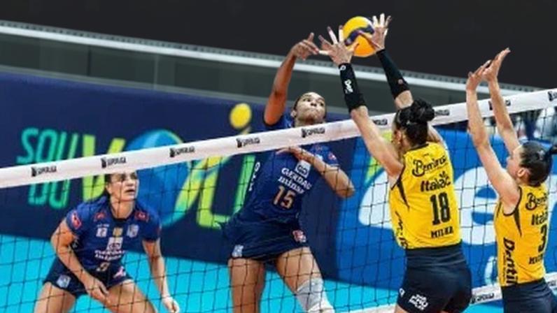 A ponteira Glayce Kelly atacando durante Minas x Praia Clube pela primeira fase da Superliga; as equipes decidem a final da competição neste domingo (3)