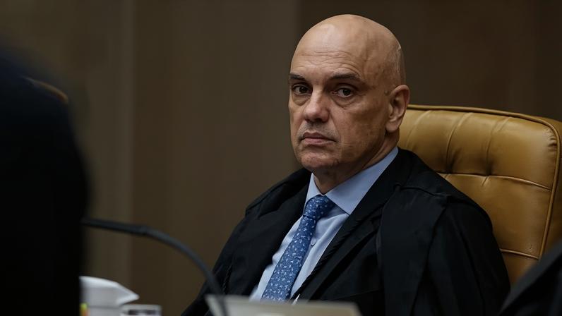 Ministro Alexandre de Moraes durante sessão plenária do STF