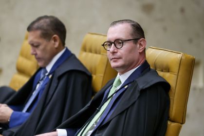 Ministro Cristiano Zanin durante sessão plenária do STF