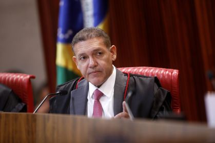 O ministro Nunes Marques durante sessão plenária do TSE
