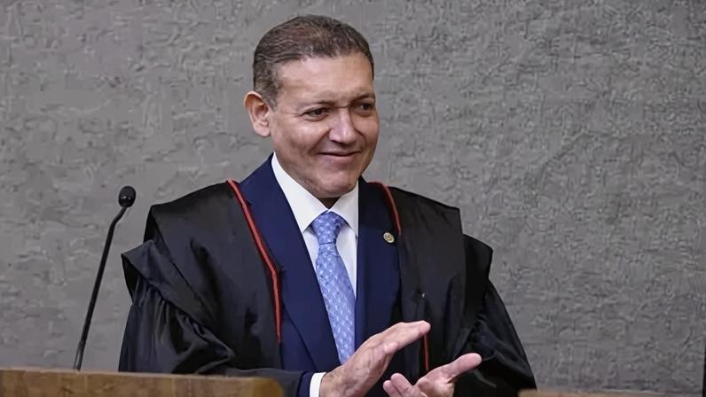 O ministro Kassio Nunes Marques em posse como presidente do TSE