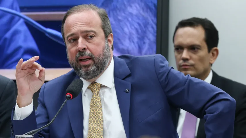 O ministro de Minas e Energia, Alexandre Silveira; pasta enfreneta crise orçamentária. (Foto: Lula Marques/Agência Brasil)