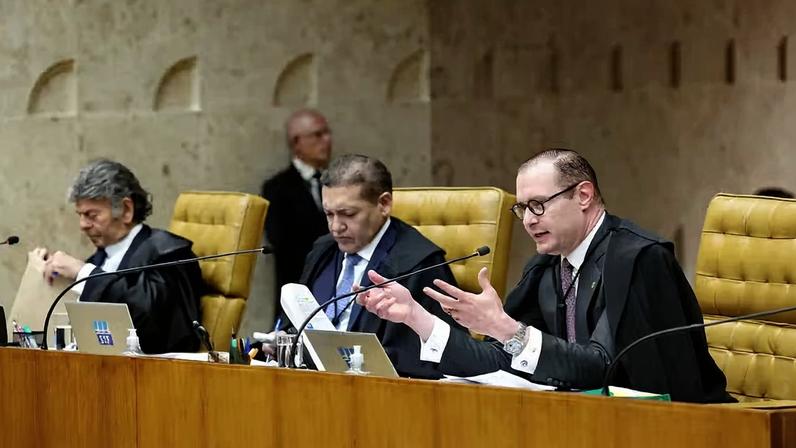 Ministros Cristiano Zanin (à dir.), Nunes Marques e Luiz Fux em sessão no plenário do STF