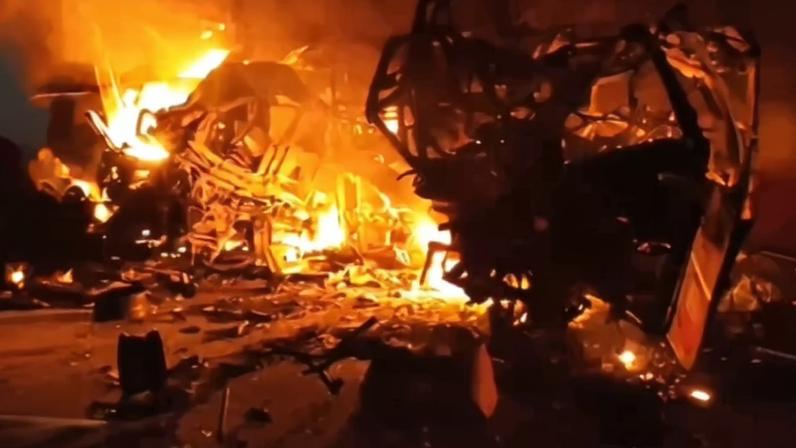 Imagem do incêndio causado por acidente entre um ônibus e uma carreta que deixou oito mortos neste domingo (24). A colisão ocorreu na BR-251, em Santa Cruz de Salinas, no Norte de Minas Gerais, próximo ao posto Santa Cruz e à divisa com a Bahia. Além disso, dez pessoas também ficaram feridas.
