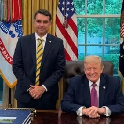 Flávio Bolsonaro diz ter recebido moeda de honra de Trump ao fim de reunião