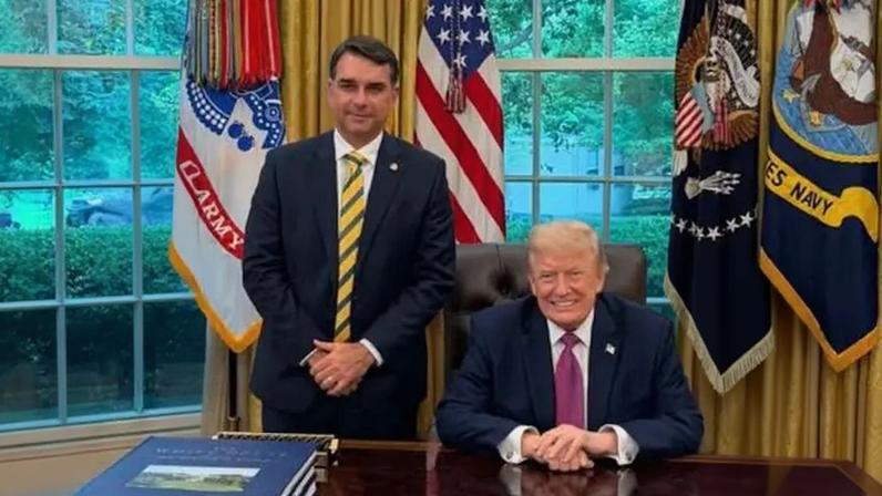 Flávio Bolsonaro diz ter recebido moeda de honra de Trump ao fim de reunião