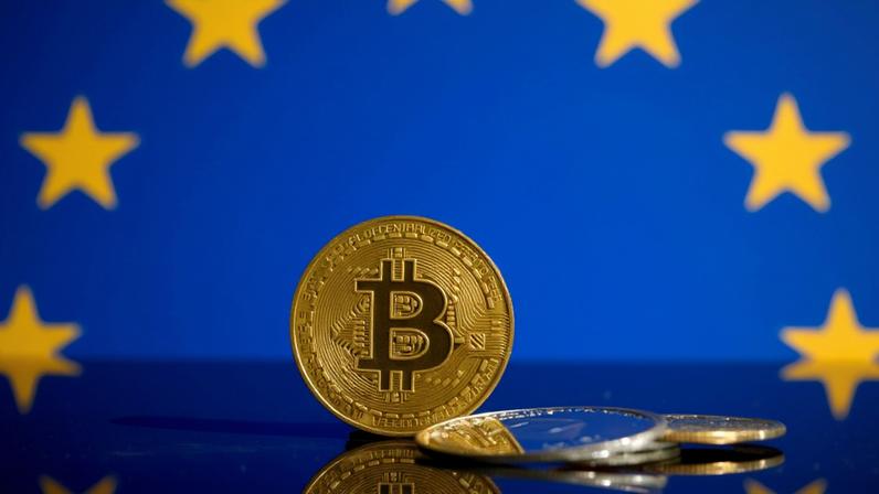 moeda de bitcoi à frente de bandeira da união europeia