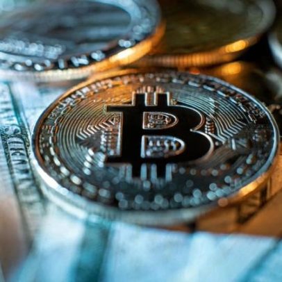 Bitcoin permanece em US$ 77 mil com vencimento de opções e cenário macro em foco