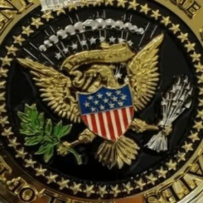 Flávio Bolsonaro exibe moeda de honra recebida de Trump