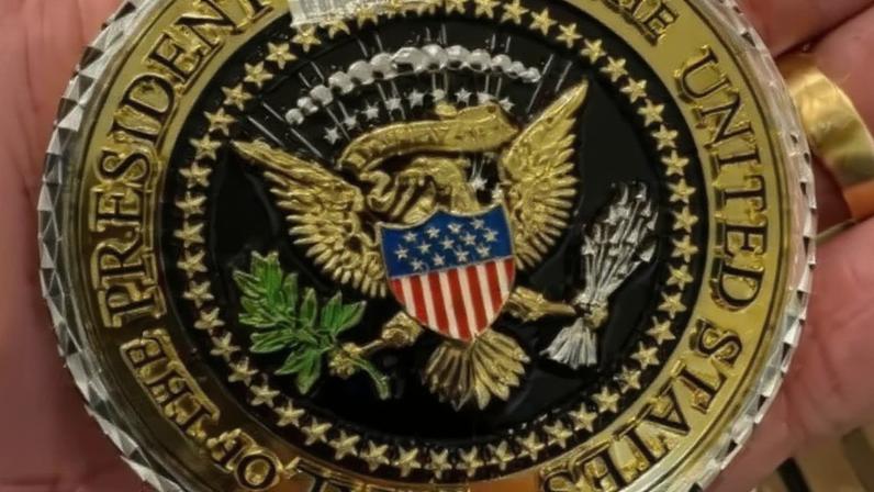 Flávio Bolsonaro exibe moeda de honra recebida de Trump