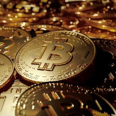 Bitcoin sobe para US$ 77 mil após resultados positivos de big tech