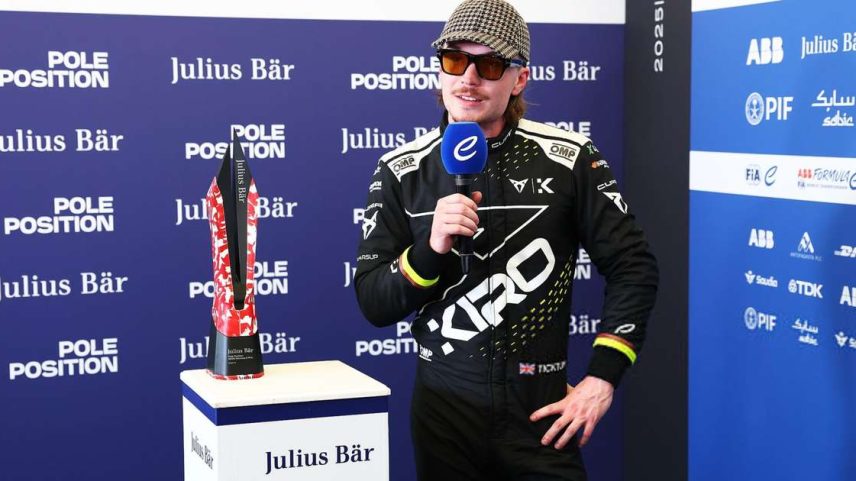 Dan Ticktum recebe o prêmio de pole position em Monaco