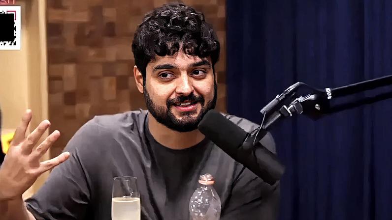 Monark durante gravação do "Flow Podcast", em 2022